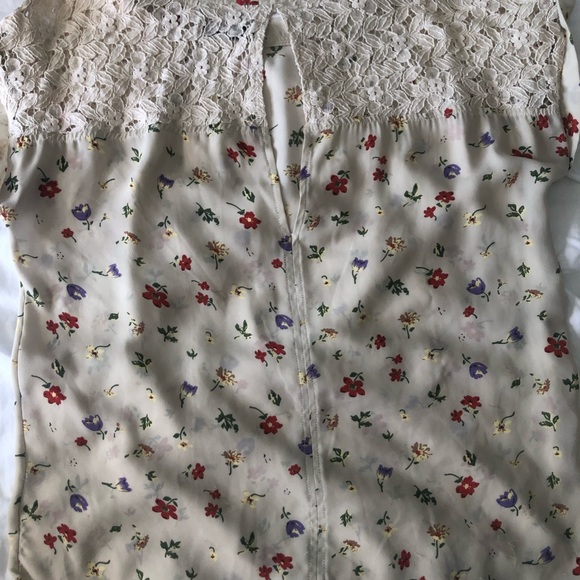 Blouse w/ keyhole back - Picture 2 of 3